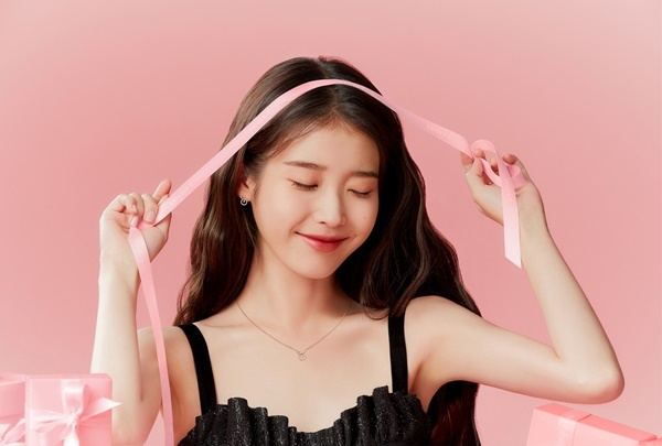 Global luxury brand J. ESTINA released a pictorial with Muse IU today (25th).JSTinas Doctor Who campaignMerry Pinkmas is intended to convey a positive and healingP!nk message to Doctor Who in 2020, which was more exhausting and harder than ever. In the released advertisement cut, IU boasted a fairy pitta-like charm from a fresh and youthful expression to a calm and chic atmosphere according to the concept.In a black dress and P!nk color, surrounded by a gift box, IU showed off a holiday party look with a gentle smile. In another cut, I put a ribbon strap on my head, closed my eyes, and made a lovely expression. TheJ. Ribbon worn by IU is a simple and feminine holiday collection that incorporates the meaning ofcelebration andgift in the ribbon motif, which is the heritage of JSTina.In the cut wearing a white one-piece, IU exudes a 180 degree different mature charm with an intense red lip. The asymmetrical neckline and diamond-set necklace add luxury. Mariebel, chosen by IU, is a special diamond collection that embodies the happy excitement of Doctor Who with a romantic ornament. It features a three-dimensional frame that wraps the main stone like water droplets.