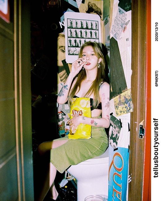 With Singer Baek Yerin, 23, making a comeback, he released a picture of Teaser himself.On the 25th, Baek Yerin wrote in his Instagram, Yerin Baek - 2nd Full Length Album [tellusboutyouself] 2020.12.10 6PM KST and wrote, #yerinbaek #tellusboutyouself #Baek Yerin #Baek Yerin regular I added hashtags such as The 2nd album #release.In the photo released together, Baek Yerin, wearing a strapped sleeve top and a green skirt, poses with a snack in his arms.Baek Yerins unique dreamy yet SinB-like atmosphere is ingrained, especially Baek Yerins chic beauty, which by far captures the eye.Expectations are high on what concept will come back.Baek Yerin will make a comeback on December 10th with his second album tellusboutyouself.