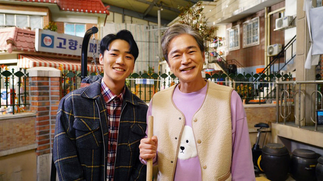 Boo Boo Seok and Lee Min Jae met.On November 25th, the official SNS account of Lee Min-jaes agency, Lead Entertainment, said, What happened when you arrived in 2020 on a time machine after your friendship! Seeing all of these hun chemistry... Oh, its love. Samkwang Villa! The behind-the-scenes cut came up.In the two released photos, Lee Min-jae is smiling at the camera, showing similar smiles with Dae-suk Bo-seok, a senior in Samgwang Villa, in the background. Boo Boo Seok looked at Lee Min-jae with a warm gaze and created a friendly atmosphere that resembles a rich man.Lee Min-jae took on the role of Youth Friendship After, who was young in the drama. After friendship, he overcame the adversity of The Last Day, which was poor and became a mythical being of a self-made singer. In particular, the last day appears in the memories of Lee Soon-jung (played by Jeon In-hwa) and Jung Min-jae (played by Jin Gyeong), and continues a triangle.Earlier, Lee Min-jae appeared as a child in the dramaTrain as a child of Yoon Si-yoon, boasting a high externally synchronized rate, and filming the eyes of viewers as a next-generation prospect with a stable voice including mature emotional acting beyond his age.