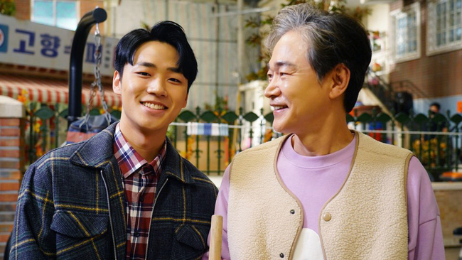 Boo Boo Seok and Lee Min Jae met.On November 25th, the official SNS account of Lee Min-jaes agency, Lead Entertainment, said, What happened when you arrived in 2020 on a time machine after your friendship! Seeing all of these hun chemistry... Oh, its love. Samkwang Villa! The behind-the-scenes cut came up.In the two released photos, Lee Min-jae is smiling at the camera, showing similar smiles with Dae-suk Bo-seok, a senior in Samgwang Villa, in the background. Boo Boo Seok looked at Lee Min-jae with a warm gaze and created a friendly atmosphere that resembles a rich man.Lee Min-jae took on the role of Youth Friendship After, who was young in the drama. After friendship, he overcame the adversity of The Last Day, which was poor and became a mythical being of a self-made singer. In particular, the last day appears in the memories of Lee Soon-jung (played by Jeon In-hwa) and Jung Min-jae (played by Jin Gyeong), and continues a triangle.Earlier, Lee Min-jae appeared as a child in the dramaTrain as a child of Yoon Si-yoon, boasting a high externally synchronized rate, and filming the eyes of viewers as a next-generation prospect with a stable voice including mature emotional acting beyond his age.