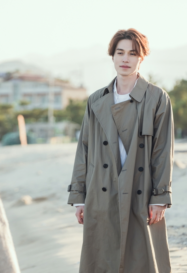 Lee Dong-wook and Jo Boa unveiled a peaceful and beautiful Beach Date.TVN Wednesday and Thursday dramaThe Tale of a Gumiho (screenplay Han Woori/Director Kang Shin-hyo) In the last broadcast, Yiyeon (Lee Dong-wook) tried all the way to put Lee Moo-gi (Italy) to sleep again, but he felt sorry for his headwind. I got it. In addition, the blood of Nam Jia (Jo Boa), which was used to sleep the Imoogi, awakened the pieces of the Imoogi inside Nam Jia, and it was revealed that the body of the Imoogi was actually Nam Jia, raising tension.Meanwhile, on November 25th, two shots of Lee Dong-wook and Jo Boa with their blissful expressions were released. In the play, Yiyeon and Nam Jia spend time alone on the beach under the dazzling sunlight. Yiyeon and Nam Jia share a warm hug while gazing at the vast sea, smiling like ordinary lovers, taking pictures as bright as ordinary lovers, and embracing memories. However, the two, who were sticking together as if they were not going to miss a moment, light up their sad eyes, revealing anxiety about how much happiness in their sweet daily life will go, adding to their pathetic feelings.Above all, it is paying attention to whether the will of Yiyeon, who promised to find a way to get rid of this weapon, while saving himself and both of Namjia, will not be shaken until the end, in a crisis of not knowing when the Imoogi in Nam Jia will appear again. . In addition, interest is growing as to what the hidden cards of Yiyeon and Nam Jia, who must make a firm decision to end the tough bad relationship with Imoogi, are.The production crew said, Lee Dong-wook and Jo Boa are taking on the roles of Yiyeon and Nam Jia, who have a large emotional line, and are giving a great example to the scene by unfolding tireless passion. In, Yiyeon and Nam Jia make a tragic decision to change their tragic fate. Lets keep an eye on how the couples actions will be, with interest. 10:30 pm broadcast on the 25th