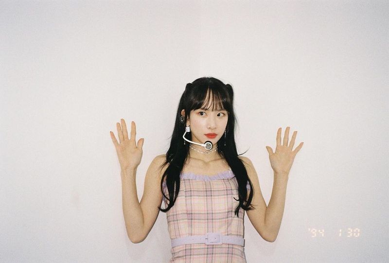 Seolah, a member of the group Cosmic Girls, revealed the latest.On November 25th, Seol-a posted a photo on her SNS with a message saying Dont move!In the photo, Seol-a is wearing a stage microphone, wearing a pastel colored costume and holding both hands.Seol-a showed off her fresh and youthful charm with a cute expression.Meanwhile, Cosmic Girls, the group Seol-a belongs to, releasedNeverland on June 9 and received a lot of love.