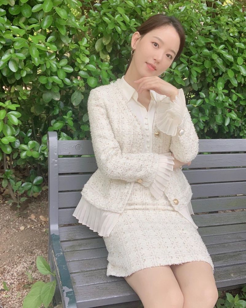 Actor Kang Han Na revealed the latest situation.Kang Han Na posted a picture on his SNS on November 25th with a post titled This Spring.In the photo, Kang Han Na wore a white jacket and skirt, sitting on a bench and showing off her innocent charm.Kang Han Na smiles slightly, puts his hand on his chin and stares at the camera.He revealed a sophisticated makeup and created an elegant atmosphere.Meanwhile, Kang Han Na is appearing in tvNs Saturday and Sunday dramaStartup.