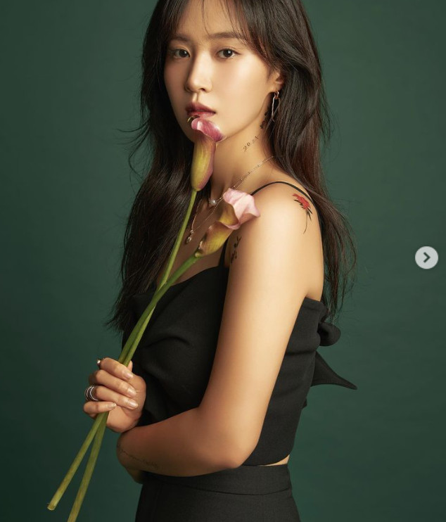 Girls Generation Kwon Yuri has released a new Calendar photo.Kwon Yuri posted several photos on his Instagram on the 25th, saying, A new calendar has already come out, sowon (fan club name).The released photo is a photo of Girls Generation Oh!GGs 2021 Seasons Greetings Calendar. Kwon Yuri is holding flowers against a green background and posing in various poses. Intense eyes and flower tattoos on the shoulders add a deadly atmosphere.Fans responded with Who is the flower, Whats your beauty, Im so excited for the seasons greetings.Meanwhile, Girls Generation Oh!GG is a unit formed by Yoona, Taeyeon, Kwon Yuri, Sunny and Hyoyeon. In September 2018, it gained popularity by releasing the single albumDid you not know.Photo|Kwon Yuri SNS