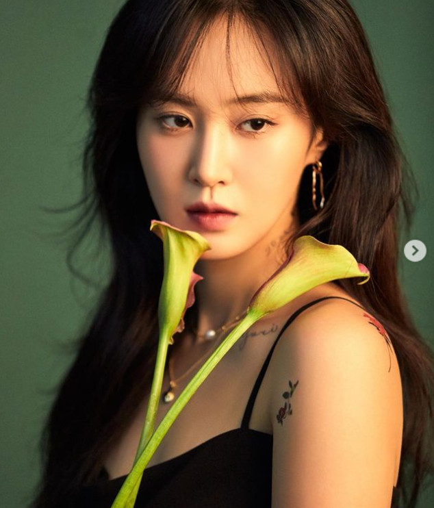 Girls Generation Kwon Yuri has released a new Calendar photo.Kwon Yuri posted several photos on his Instagram on the 25th, saying, A new calendar has already come out, sowon (fan club name).The released photo is a photo of Girls Generation Oh!GGs 2021 Seasons Greetings Calendar. Kwon Yuri is holding flowers against a green background and posing in various poses. Intense eyes and flower tattoos on the shoulders add a deadly atmosphere.Fans responded with Who is the flower, Whats your beauty, Im so excited for the seasons greetings.Meanwhile, Girls Generation Oh!GG is a unit formed by Yoona, Taeyeon, Kwon Yuri, Sunny and Hyoyeon. In September 2018, it gained popularity by releasing the single albumDid you not know.Photo|Kwon Yuri SNS