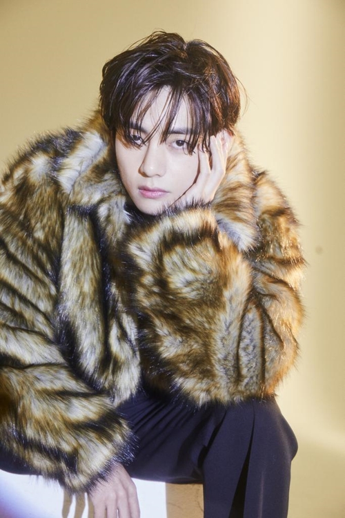 BTS V, The lethal visual of the photoshooter Fantastic Beautiful looks Member V of BTS (BTS) boasted an ecstatic visual.On the night of the 25th, V released a photo on BTS official Twitter Inc. with the words v cutIran. In the photo, V wears a gorgeous fur jacket and stares at the camera alluringly or draws attention with a fantastic profile. .V has received explosive interest and love from fans through an interview that sincerely confesses the feelings he experienced while working and working on a song and a fantastic visual pictorial that made him lose his words in the previously released Weverse magazine.Subsequently, V came to fans with theV Cut Iran content, which combines the meaning of the behind-the-scenes cut and the name of his activity, V, and released an unrealistically beautiful picture again.In the photo, V is showing an intense look as if looking through a screen with a chin on it, or leaning against a wall with a fascinating expression. In addition, Vs sculptural profile is revealed with hair styling that reveals the forehead, and literally boasts a flawless and perfect side line.In the photo of V, which seems to be looking at a work of art, fans say Its so cool to forget what to say, Its so beautiful that its like a dream, Is V the right person?, The definition of unrealistic beauty is Kim Tae-hyung Showed a reaction.Meanwhile, BTS was nominated for theBest Pop Duo/Group Performance category at the 63rd Grammy Awards, raising the status of K-pop.