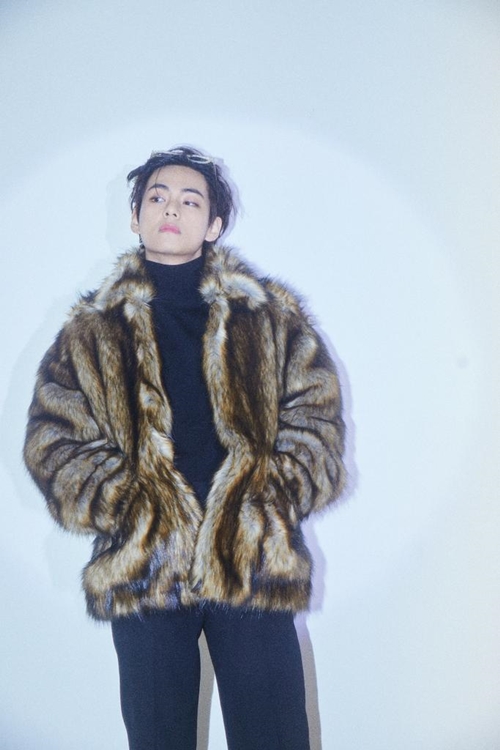 BTS V, The lethal visual of the photoshooter Fantastic Beautiful looks Member V of BTS (BTS) boasted an ecstatic visual.On the night of the 25th, V released a photo on BTS official Twitter Inc. with the words v cutIran. In the photo, V wears a gorgeous fur jacket and stares at the camera alluringly or draws attention with a fantastic profile. .V has received explosive interest and love from fans through an interview that sincerely confesses the feelings he experienced while working and working on a song and a fantastic visual pictorial that made him lose his words in the previously released Weverse magazine.Subsequently, V came to fans with theV Cut Iran content, which combines the meaning of the behind-the-scenes cut and the name of his activity, V, and released an unrealistically beautiful picture again.In the photo, V is showing an intense look as if looking through a screen with a chin on it, or leaning against a wall with a fascinating expression. In addition, Vs sculptural profile is revealed with hair styling that reveals the forehead, and literally boasts a flawless and perfect side line.In the photo of V, which seems to be looking at a work of art, fans say Its so cool to forget what to say, Its so beautiful that its like a dream, Is V the right person?, The definition of unrealistic beauty is Kim Tae-hyung Showed a reaction.Meanwhile, BTS was nominated for theBest Pop Duo/Group Performance category at the 63rd Grammy Awards, raising the status of K-pop.