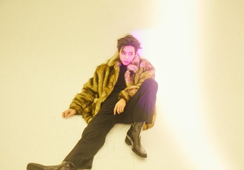 BTS V, The lethal visual of the photoshooter Fantastic Beautiful looks Member V of BTS (BTS) boasted an ecstatic visual.On the night of the 25th, V released a photo on BTS official Twitter Inc. with the words v cutIran. In the photo, V wears a gorgeous fur jacket and stares at the camera alluringly or draws attention with a fantastic profile. .V has received explosive interest and love from fans through an interview that sincerely confesses the feelings he experienced while working and working on a song and a fantastic visual pictorial that made him lose his words in the previously released Weverse magazine.Subsequently, V came to fans with theV Cut Iran content, which combines the meaning of the behind-the-scenes cut and the name of his activity, V, and released an unrealistically beautiful picture again.In the photo, V is showing an intense look as if looking through a screen with a chin on it, or leaning against a wall with a fascinating expression. In addition, Vs sculptural profile is revealed with hair styling that reveals the forehead, and literally boasts a flawless and perfect side line.In the photo of V, which seems to be looking at a work of art, fans say Its so cool to forget what to say, Its so beautiful that its like a dream, Is V the right person?, The definition of unrealistic beauty is Kim Tae-hyung Showed a reaction.Meanwhile, BTS was nominated for theBest Pop Duo/Group Performance category at the 63rd Grammy Awards, raising the status of K-pop.