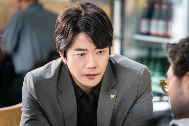 The definition of the twin-bak combination continues.On November 26, SBS Friday and Saturday dramaFly Gae Chun-yong (director Jeong-hwan Kwak/played by Sang-gyu Park), on November 26, The Murder of Roger Ackroyd, an article of Mitsubishi Fuso Truck and Bus Corporation in Ohseong-si, was confronted withThe Twins Combi Tae-yong Park (played by Sang-woo Kwon) and Sam-soo Park. (Bae Sung-woo) has revealed the meeting with The Detective Han Sang-man (Lee Won-jong), who followed the true beom.In the last 7 episodes, Park Tae-yong and Park Sam-soo, who led the three-member New Trial trial of Samjeong City, face a new case. Park Tae-yong and Lee Yoo-gyeong (played by Kim Joo-hyun) entered the New Trial of the Jeju Island spy case, which was misconstrued by Chief Justice Choi Joo-su ​​(played by Jo Seong-ha), and Park Sam-soo began to report on the article The Murder of Roger Ackroyd, Mitsubishi Fuso Truck and Bus Corporation in Ohseong-si. However, from the beginning, it bumped against the solid and high wall of reality, predicting a difficult future.In the meantime, it is interesting to see only Park Tae-yong, Park Sam-soo, and Han Sang-man at the chicken restaurant meeting in the photo released. Park Tae-yong, who opposed taking on the title of The Murder of Roger Ackroyd, an article at Mitsubishi Fuso Truck and Bus Corporation in Oh Sung-shi. The appearance of him with The Detective Han Sang-man, who investigated the case, stimulates curiosity. And Han Sangs extraordinary aura that explains something adds to the curiosity of their encounter. In particular, the changed attitude of Park Sam-soo, who was enthusiastic about the investigation of the Mitsubishi Fuso Truck and Bus Corporation article The Murder of Roger Ackroyd, draws attention. In the previously released trailer, I wonder why only Han Sang-man, who handed the case notebook, saying, If Kim Doo-sik will help you, it will be your reference, confronted the two.In Episode 8, broadcast on November 27, Park Tae-yong and Park Sam-soo begin to uncover the hidden story of Oh Sung-shis Mitsubishi Fuso Truck and Bus Corporation article The Murder of Roger Ackroyd. The production crew of Fly Gae Chun-yong said, The story that only Han Sang brings out brings a big change to Park Tae-yong and Park Sam-soo.