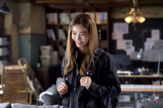 Yoon So-yi has completely transformed into a Mercantile agencies Intestine that showsgold-handed excitement.In episodes 1 and 2 of the TV CHOSUN Saturday and Sunday dramaRevenge (director Min-gu Kang/playplay Kim Hyo-jin), which aired for the first time on November 21, Kang Hae-ra (Kim Sarang) fell into a hell in a day by Scandal. Goo Eun-hye (Yoon So) -yi) and commissioned Scandals suspicious facts, and the prelude to a full-fledged revenge drama opened. Afterwards, Goo Eun-hye solved the request with a quick decision, helping Kang Hae-ra to doreal-time live revenge through social networks, giving her a cool feeling of excitement. In this regard, we looked at the new and exciting skills of Geumson Mercantile agencies Intestine Goo Eun-hye, who made the most significant contribution in turning the Scandal game 180 degrees.# Basics of all quests are hidden and infiltratedGoo Eun-hye, after receiving a request from Hae-ra Kang, first went into hiding in the car to check the dynamics of the Scandal opponent, Kim Hyun-seong (Eui-je Jeong). After a long wait, Goo Eun-hye caught Kim Hyun-sung from a bar handing a USB to a mysterious man, chasing after a mysterious man, staggering as he was drunk in a hotel elevator and bumping into the pocket of his jacket. . After hiding the camera in front of the hotel room, where the mysterious man was disguised as hotel housekeeping, he hid the camera in front of the hotel room and looked at his path. I caught it.# Only 10 minutes required to receive a confessionAs soon as Goo Eun-hye received an additional request from Hae-ra Kang, she found the location of Kim Hyun-sung and headed to the club to find out the truth about Scandal directly from Kim Hyun-seong. Goo Eun-hye, who was ready to provoke her tightly tied hair with red lipstick and cropped tea, exudes magic and succeeded in flirting with Kim Hyun-sung in less than 10 minutes. Then, Goo Eun-hye, who transformed into a black suit and sunglasses, tied Kim Hyun-seong to the motel bathroom and started interrogating whether it was a double spy between Kang Ha-ra and Lee Hoon-seok. Kim Hyun-sung, who was afraid of Goo Eun-hyes force, gently confessed his inner film, and it turned out that Scandal was a lie that was thoroughly calculated by Lee Hoon-seok.# Luck that helped the sky just before being caught installing a hidden cameraAfter all Scandals words were revealed, Goo Eun-hye sneaked into the hotel room where Lee Hun-seok stayed in order to revenge Kang Hae-ra. However, the moment Goo Eun-hye, who used his skills freely and brought the master key, entered Lee Hoon-seoks room and tried to mount a secret camera on the TV set-top box, Lee Hoon-seok entered the room. Even the vibration of Goo Eun-hyes cell phone, who barely hid her body, suddenly rang and was in crisis of despair. However, as if the sky helped, a loud vacuum cleaner was heard in the next room to escape the crisis, and Lee Hun-suk handed over even the codes that Goo Eun-hye couldnt plug in to the set-top box.# Responsibly to the endKang Hae-ra changed the game 180 degrees by uploading the reality of Scandal to V Tube. Moreover, Goo Eun-hye even showed the humanity of being able to stay on the rooftop where Kang Hae-ra lives when he was forced out of Gosiwon. Goo Eun-hye, who is born with her fathers influence and talent in Mercantile agencies, is paying attention to what kind of requests he will receive in the future.The production crew said, Yoon So-yi expresses the character Goo Eun-hye three-dimensionally through a solid acting ability, and is multiplying the interest in the play. Revenge unfolds. I look forward to a lot of Revenge, he said.