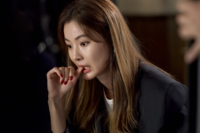 Yoon So-yi has completely transformed into a Mercantile agencies Intestine that showsgold-handed excitement.In episodes 1 and 2 of the TV CHOSUN Saturday and Sunday dramaRevenge (director Min-gu Kang/playplay Kim Hyo-jin), which aired for the first time on November 21, Kang Hae-ra (Kim Sarang) fell into a hell in a day by Scandal. Goo Eun-hye (Yoon So) -yi) and commissioned Scandals suspicious facts, and the prelude to a full-fledged revenge drama opened. Afterwards, Goo Eun-hye solved the request with a quick decision, helping Kang Hae-ra to doreal-time live revenge through social networks, giving her a cool feeling of excitement. In this regard, we looked at the new and exciting skills of Geumson Mercantile agencies Intestine Goo Eun-hye, who made the most significant contribution in turning the Scandal game 180 degrees.# Basics of all quests are hidden and infiltratedGoo Eun-hye, after receiving a request from Hae-ra Kang, first went into hiding in the car to check the dynamics of the Scandal opponent, Kim Hyun-seong (Eui-je Jeong). After a long wait, Goo Eun-hye caught Kim Hyun-sung from a bar handing a USB to a mysterious man, chasing after a mysterious man, staggering as he was drunk in a hotel elevator and bumping into the pocket of his jacket. . After hiding the camera in front of the hotel room, where the mysterious man was disguised as hotel housekeeping, he hid the camera in front of the hotel room and looked at his path. I caught it.# Only 10 minutes required to receive a confessionAs soon as Goo Eun-hye received an additional request from Hae-ra Kang, she found the location of Kim Hyun-sung and headed to the club to find out the truth about Scandal directly from Kim Hyun-seong. Goo Eun-hye, who was ready to provoke her tightly tied hair with red lipstick and cropped tea, exudes magic and succeeded in flirting with Kim Hyun-sung in less than 10 minutes. Then, Goo Eun-hye, who transformed into a black suit and sunglasses, tied Kim Hyun-seong to the motel bathroom and started interrogating whether it was a double spy between Kang Ha-ra and Lee Hoon-seok. Kim Hyun-sung, who was afraid of Goo Eun-hyes force, gently confessed his inner film, and it turned out that Scandal was a lie that was thoroughly calculated by Lee Hoon-seok.# Luck that helped the sky just before being caught installing a hidden cameraAfter all Scandals words were revealed, Goo Eun-hye sneaked into the hotel room where Lee Hun-seok stayed in order to revenge Kang Hae-ra. However, the moment Goo Eun-hye, who used his skills freely and brought the master key, entered Lee Hoon-seoks room and tried to mount a secret camera on the TV set-top box, Lee Hoon-seok entered the room. Even the vibration of Goo Eun-hyes cell phone, who barely hid her body, suddenly rang and was in crisis of despair. However, as if the sky helped, a loud vacuum cleaner was heard in the next room to escape the crisis, and Lee Hun-suk handed over even the codes that Goo Eun-hye couldnt plug in to the set-top box.# Responsibly to the endKang Hae-ra changed the game 180 degrees by uploading the reality of Scandal to V Tube. Moreover, Goo Eun-hye even showed the humanity of being able to stay on the rooftop where Kang Hae-ra lives when he was forced out of Gosiwon. Goo Eun-hye, who is born with her fathers influence and talent in Mercantile agencies, is paying attention to what kind of requests he will receive in the future.The production crew said, Yoon So-yi expresses the character Goo Eun-hye three-dimensionally through a solid acting ability, and is multiplying the interest in the play. Revenge unfolds. I look forward to a lot of Revenge, he said.