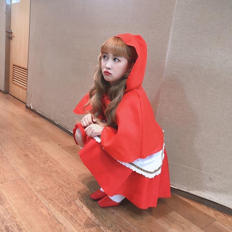 Dayoung, a member of Samsung Group Cosmic Girls, released the latest news.Dayoung posted a photo on the official SNS of Cosmic Girls on November 26th with a post saying, Friendship, a nice day to see Yomi again today ^_^?.In the photo, Dayoung showed off her cute charm by wearing a red cloak and showing a frowned expression.Dayoung boasted flawless skin and revealed a fresh visual.Meanwhile, Samsung Group Cosmic Girls, which Dayoung belongs to, releasedNeverland on June 9 and received a lot of love.