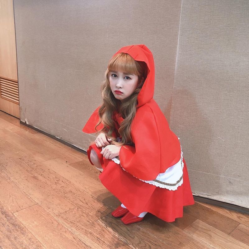 Dayoung, a member of Samsung Group Cosmic Girls, released the latest news.Dayoung posted a photo on the official SNS of Cosmic Girls on November 26th with a post saying, Friendship, a nice day to see Yomi again today ^_^?.In the photo, Dayoung showed off her cute charm by wearing a red cloak and showing a frowned expression.Dayoung boasted flawless skin and revealed a fresh visual.Meanwhile, Samsung Group Cosmic Girls, which Dayoung belongs to, releasedNeverland on June 9 and received a lot of love.