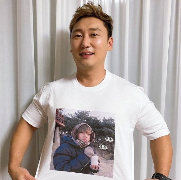 Comedian Lee Seung-Yoon revealed the fan center for BTS.Lee Seung-Yoon posted a photo on his personal SNS on the 25th. In the released photo, Lee Seung-Yoon drew attention by wearing a T-shirt with the image of BTS member V and posing proudly.In this regard, Lee Seung-Yoon explained, The writer I met after going to work today is Ami! He knew I was coming and brought a T-shirt from Achasan! He made it himself. Thank you very much, I am impressed! #Deokme.Lee Seung-Yoon has expressed himself as BTS fan clubAmy Schumer through usual broadcasting and daily life. Accordingly, the MBC entertainment program ``Point of Omniscient Intervention, which is appearing in the MBC entertainment program, also revealed a desire for BTS-related goods. His fan center, which continued in daily life, attracted the attention of netizens. / [Photo] Lee Seung-Yoon SNS.Lee Seung-Yoon SNS.