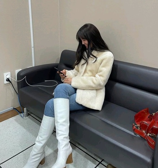 On the 26th, Seong-eun Kim posted a photo on his Instagram with a post saying, Thank you for watching the broadcast until late today and leaving a message of support. With this strength again, parenting hard from tomorrow! Aja Aja.In the photo, Seong-eun Kim catches the eye with her white long boots fashion. The face of Sung-sung Kim, who smiles with a bright expression even after finishing work until dawn, also stands out.Seong-eun Kim married soccer player Jeong Jo-guk in 2009 and has two sons and one daughter.