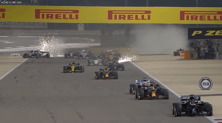 바레인 샤키르의 인터내셔널 서킷에서 29일(현지 시각) 열린 F1 바레인 그랑프리 중 일어난 사고. 차가 두 동강이 났다. /F1제공