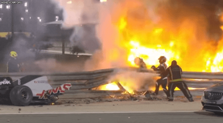 F1 드라이버 그로장이 화염에 휩싸인 사고 차량에서 빠져나오는 모습./F1제공
