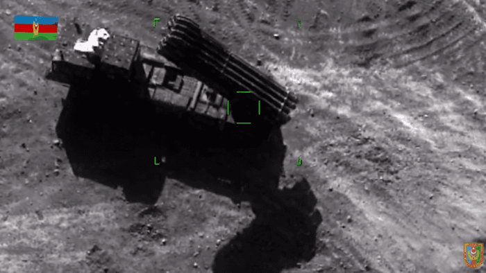 아제르바이잔의 드론인 TB2 바이락토르가 아르메니아의 다연장 로켓인 BM-30 스메르치를 타격하고 있다. [아제르바이잔 국방부 유튜브 계정 캡처]