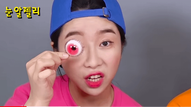 유튜브 채널 ‘DONA 도나’에서 젤리 먹방을 진행하는 모습. [유튜브 ‘DONA 도나’ 채널 캡처]