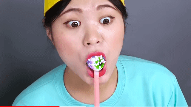 유튜브 채널 ‘DONA 도나’에서 가장 조회수가 높은 ‘닉클립 왁스병 캔디 먹방’의 일부. [유튜브 ‘DONA 도나’ 채널 캡처]