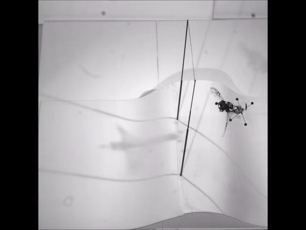 초고속카메라로 촬영한 장수풍뎅이 로봇의 비행 장면. 장애물과 충돌해도 추락하지 않고 비행을 계속한다. 건국대 제공