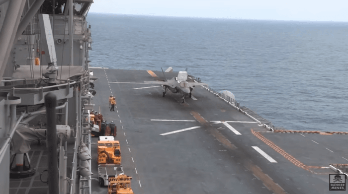 미국 해군의 강습상륙함인 아메리카함(LHA 6)에서 수직이착륙 스텔스 전투기인 F-35B 라이트닝Ⅱ가 리프트팬을 열고 이륙하고 있다. [미 해군 유튜브 계정 캡처]