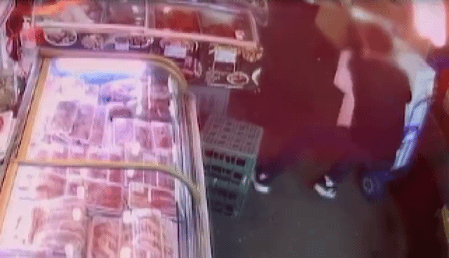 지난달 22일 서울 동작구 흑석 시장에서 배송 중이던 택배 기사가 쓰러졌다