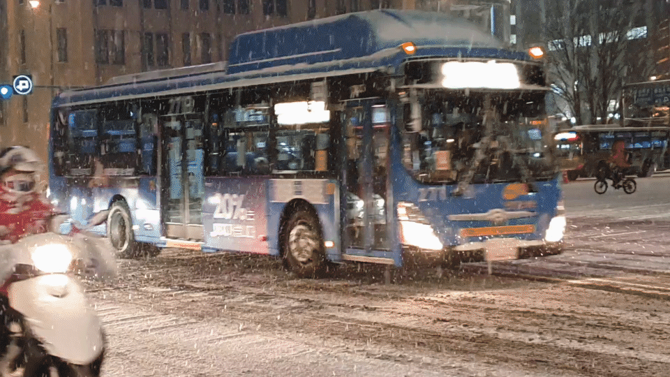 서울 전역에 대설주의보가 발효된 6일 저녁 서울 광화문역, 을지로 인근에서 시민들이 퇴근길을 재촉하고 있다.