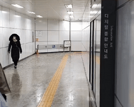 서울지하철 4호선 신용산역 5번 출구와 연결된 복도에서 에스컬레이터를 타고 내려온 시민들이 미끄러지는 모습 /사진=정경훈 기자