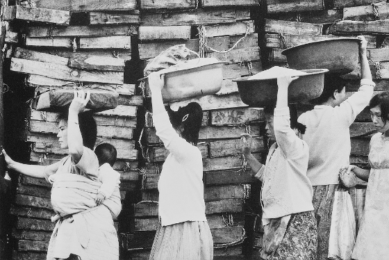 '골목 안 풍경' 연작으로 유명한 사진작가 김기찬(1938~2005)의 필름 10만 점 등 관련 유품 일체가 서울역사박물관에 기증됐다. [사진 서울역사박물관]