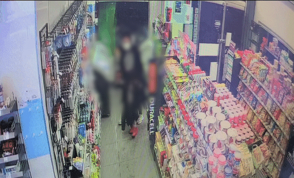 지난 8일 오후 5시50분쯤 서울 강북구 우이동의 한 주택가에서 내복 차림으로 추위에 떨던 4세 여아가 시민의 도움으로 구조돼 편의점으로 들어오고 있다. [편의점 제공 CCTV 영상]