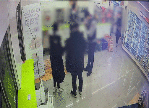 지난 8일 오후 6시2분쯤 내복 차림으로 추위에 떨던 4세 여아의 엄마가 편의점으로 들어왔다. [편의점 제공 CCTV 영상]