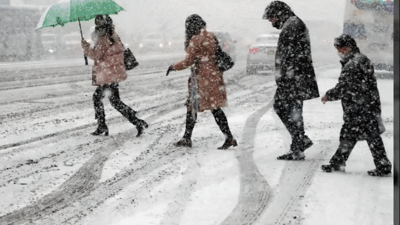 12일 오후들어 서울 일대에 폭설이 내려 시민들의 퇴근길에 비상이 걸렸다./장련성기자 연합뉴스