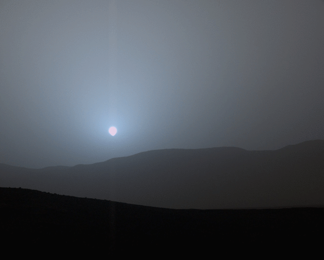 2015년 4월 15일 큐리오시티가 촬영한 화성의 일몰 모습이다.