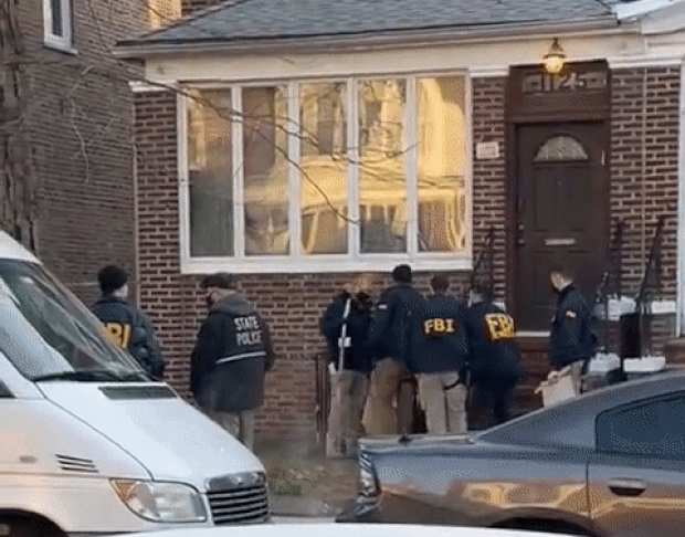 미연방수사국(FBI)은 이날 뉴욕 브루클린의 한 주택에서 애런 모스토프스키(34)를 의사당 난입 용의자로 긴급 체포했다. 모스토프스키 자택에서 의사당 난입 때 사용한 모피 조끼와 지팡이 등도 압수했다.