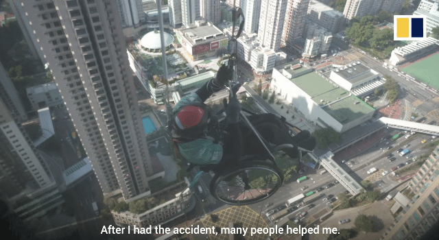 16일(현지 시각) 휠체어에 탄 채 320m 높이의 니나타워를 등반하는 라이 치와이. /홍콩 사우스차이나모닝포스트(SCMP) 유튜브