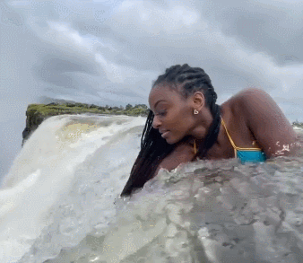 어매리스 로즈가 빅토리아 폭포 꼭대기에 위치한 ‘데빌스 풀(Devil’s Pool)’에 방문한 모습. 로즈 인스타그램 갈무리