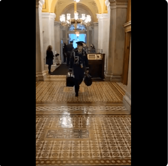 20일(현지시간) 조 바이든 미국 대통령의 취임식 전 바이든 대통령 측 핵가방을 든 장교가 취임식장인 미 의회 의사당에 들어가고 있다. 왼쪽(오른손)에 든 가방이 핵가방이다. [Mike DeBonis 트위터 계정 캡처]