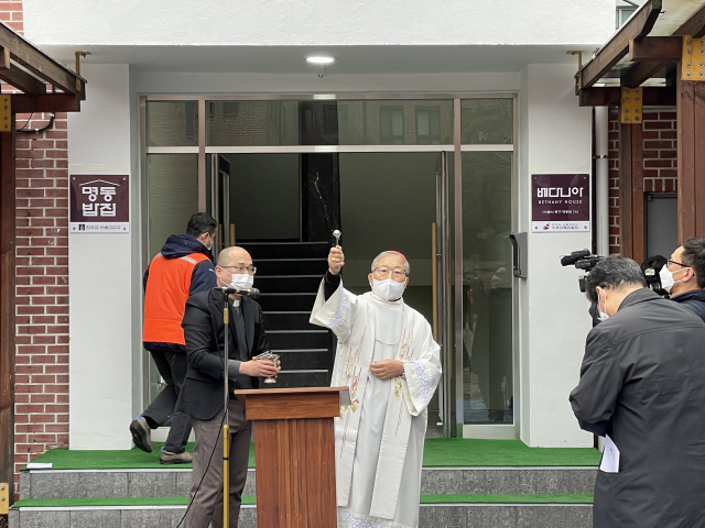 "'명동밥집' 개소를 축복합니다"..염 추기경 260여명에게 도시락 전달