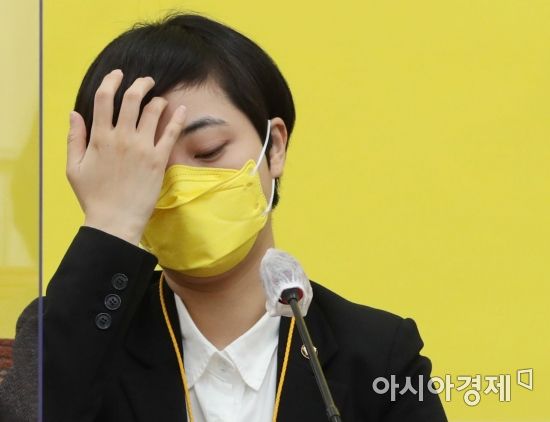 류호정 '부당해고' 논란..野 "못된 행동만 배워..사퇴하라"