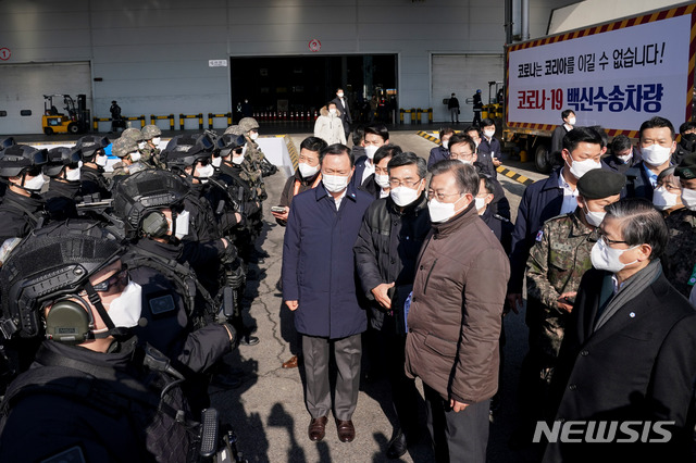 백신 수송훈련 직접 챙긴 文대통령 "한치의 오차도 없어야"