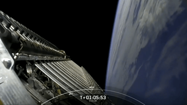 스페이스X가 팰컨9 로켓에 태워 지구 궤도로 실어나른 스타링크 전용 위성 60기.