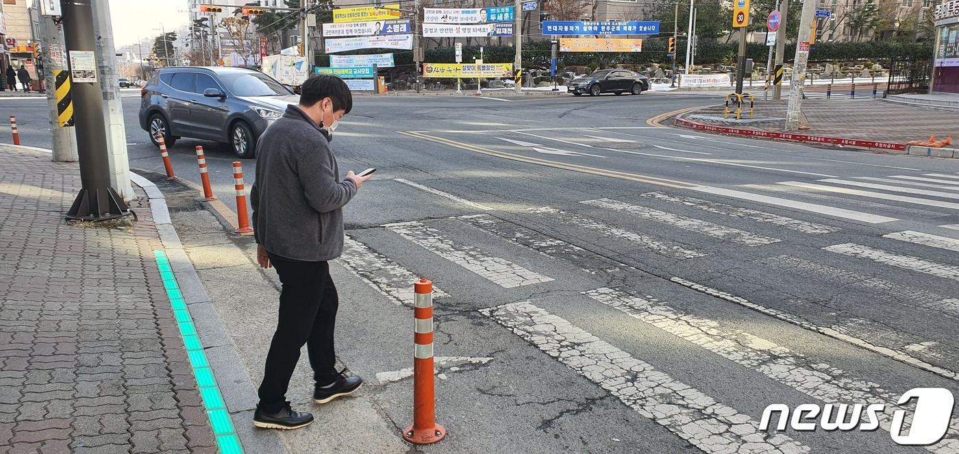 "우리마을은 버스정류장서 휴대폰 충전해요..도로바닥엔 신호등 깜빡"