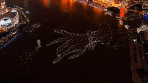 지난 2월 1일 중국 상하이에서 현지 보석 회사가 수많은 드론을 이용해 어떤 커플의 프러포즈 행사를 진행하여 화제가 되었다./msn