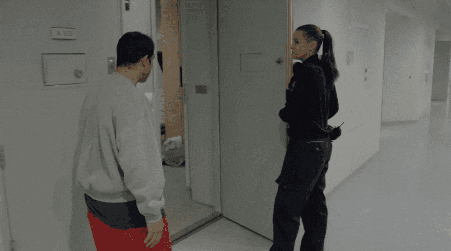 라파엘 로우가 노르웨이 헬덴 교도소 독방을 체험하고 있다. /넷플릭스 '지상 최악의 교도소에 가다'