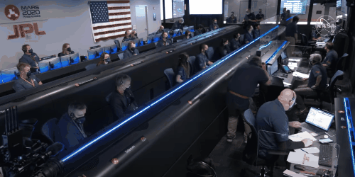 미 항공우주국(NASA) 직원들이 18일(현지시간) 화성 탐사선 퍼시비어런스 표면에 착륙한 순간 환호성을 지르고 있다. [NASA 유튜브 캡처]