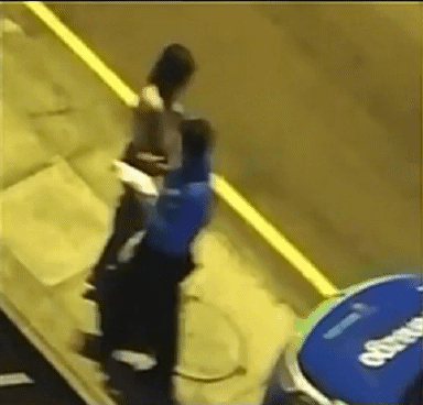 페루 경찰은 여성과 구석진 곳으로 자리를 옮긴 뒤 결국 여성에게 입맞춤을 받고 벌금을 면제해 줬다. [유튜브 캡처]