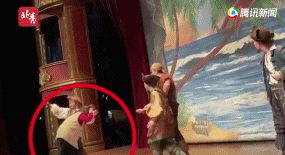 지난 20일 중국 상하이 디즈니랜드에서 공연 도중 한 관객이 무대에 올라 배우를 때리는 장면/중국 소셜미디어