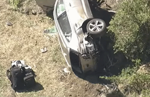 도로 옆 산비탈에 쓰러져 있는 우즈의 차량. /AP통신 유튜브 캡처