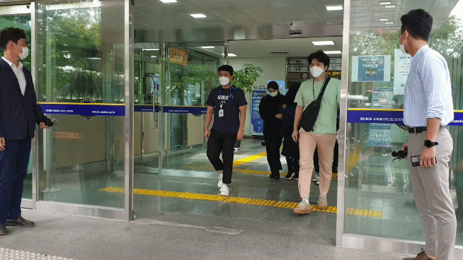 인천 을왕리해수욕장 인근에서 치킨 배달을 하던 50대 가장을 치어 숨지게 한 음주 운전자 A씨(가운데)가 1구속 전 피의자 심문(영장실질심사)을 받기 위해 인천시 중구 중부경찰서를 나오고 있다. 심석용 기자